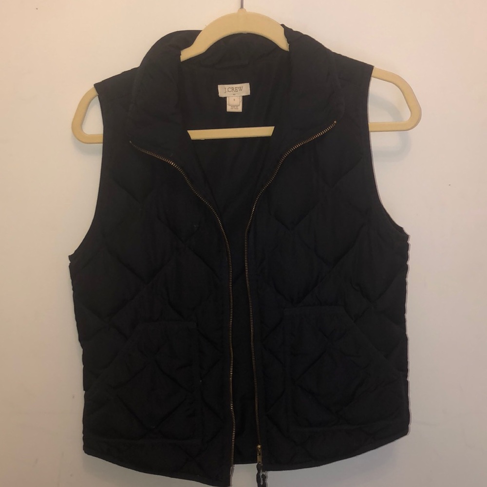 Navy vest. Light but also keeps u warm.